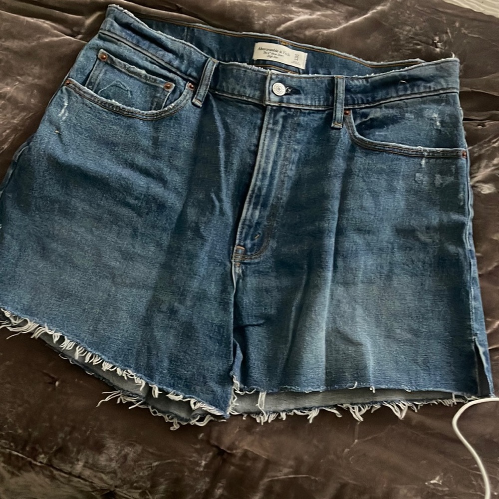 NWOT - Abercrombie Curve Love “The Mom” 4 inch high rise short